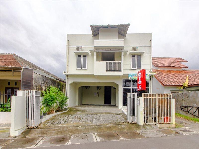 OYO 3083 D Kost 3 Syariah Hotel Yogyakarta Bagian luar foto