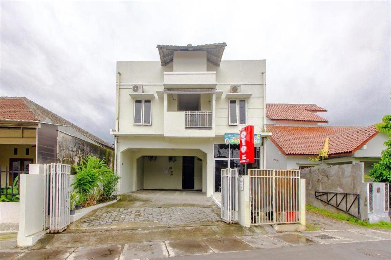 OYO 3083 D Kost 3 Syariah Hotel Yogyakarta Bagian luar foto