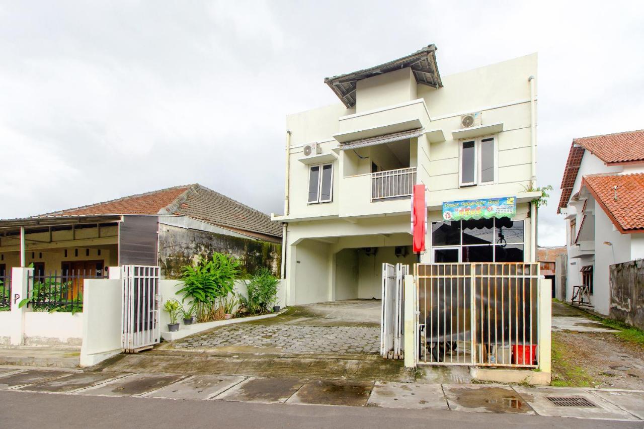 OYO 3083 D Kost 3 Syariah Hotel Yogyakarta Bagian luar foto