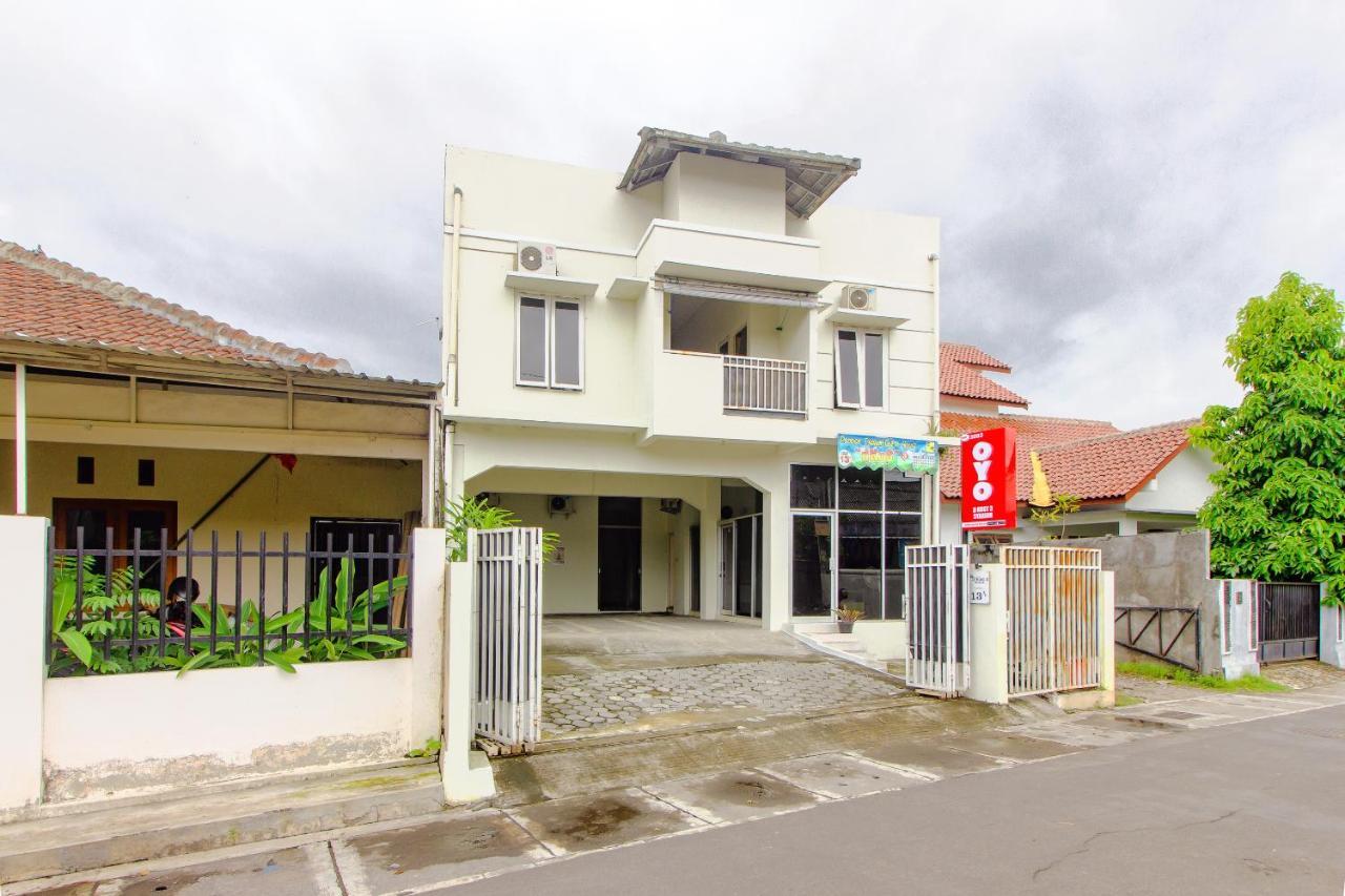 OYO 3083 D Kost 3 Syariah Hotel Yogyakarta Bagian luar foto